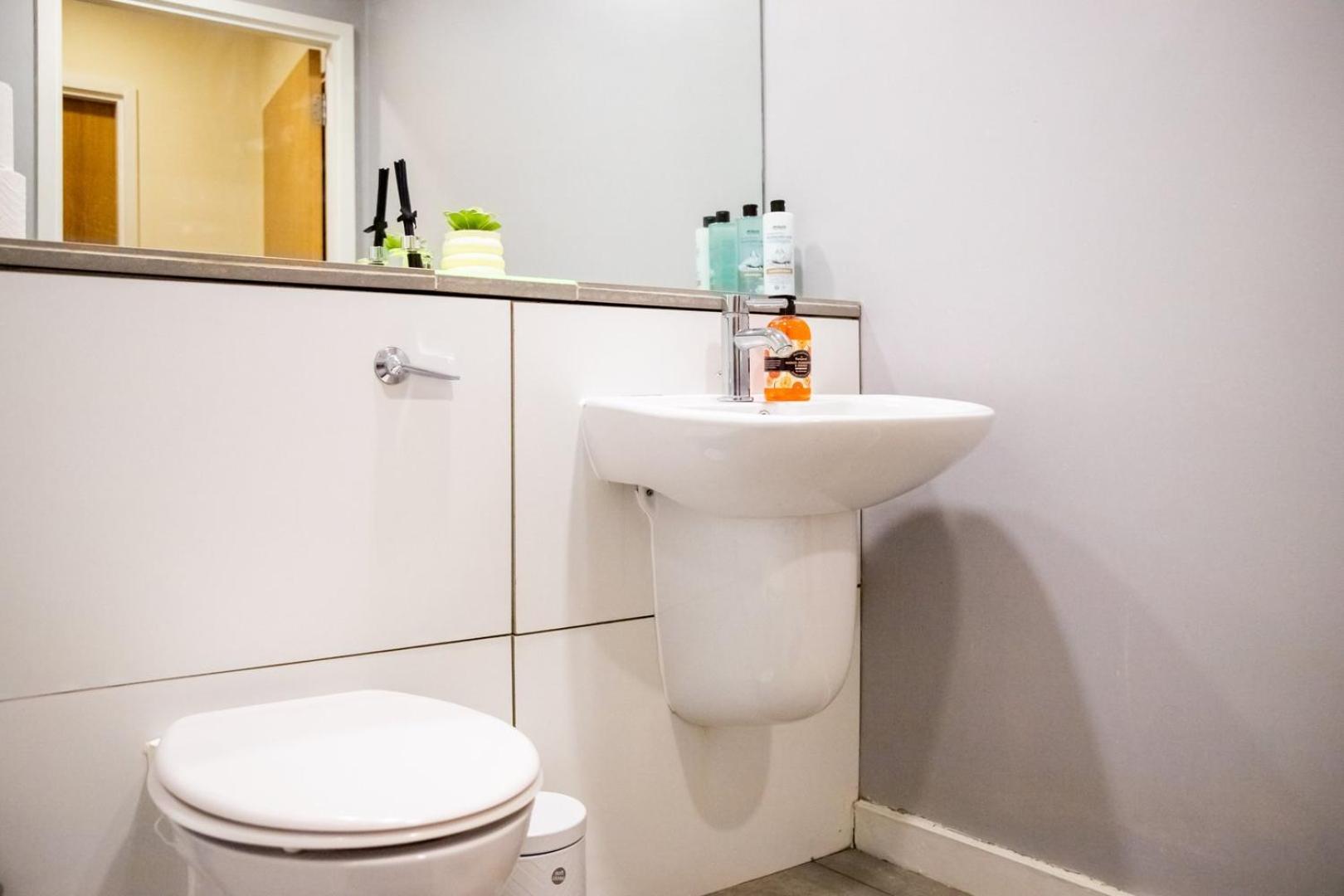 Leeds Vibrant 2 Bedroom Sleeps 4 Bagian luar foto